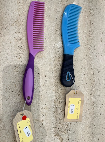 PEINE DE PLASTICO CON MANGO DE GOMA AZUL Y LILA